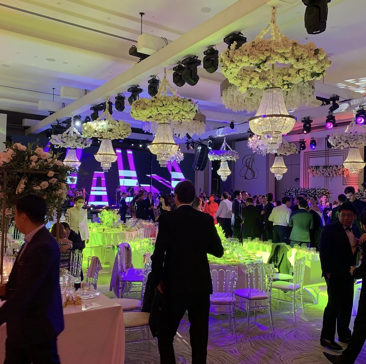 LED duvar ve sahne ışıklarıyla etkinlik salonu — Mandarin Bodrum