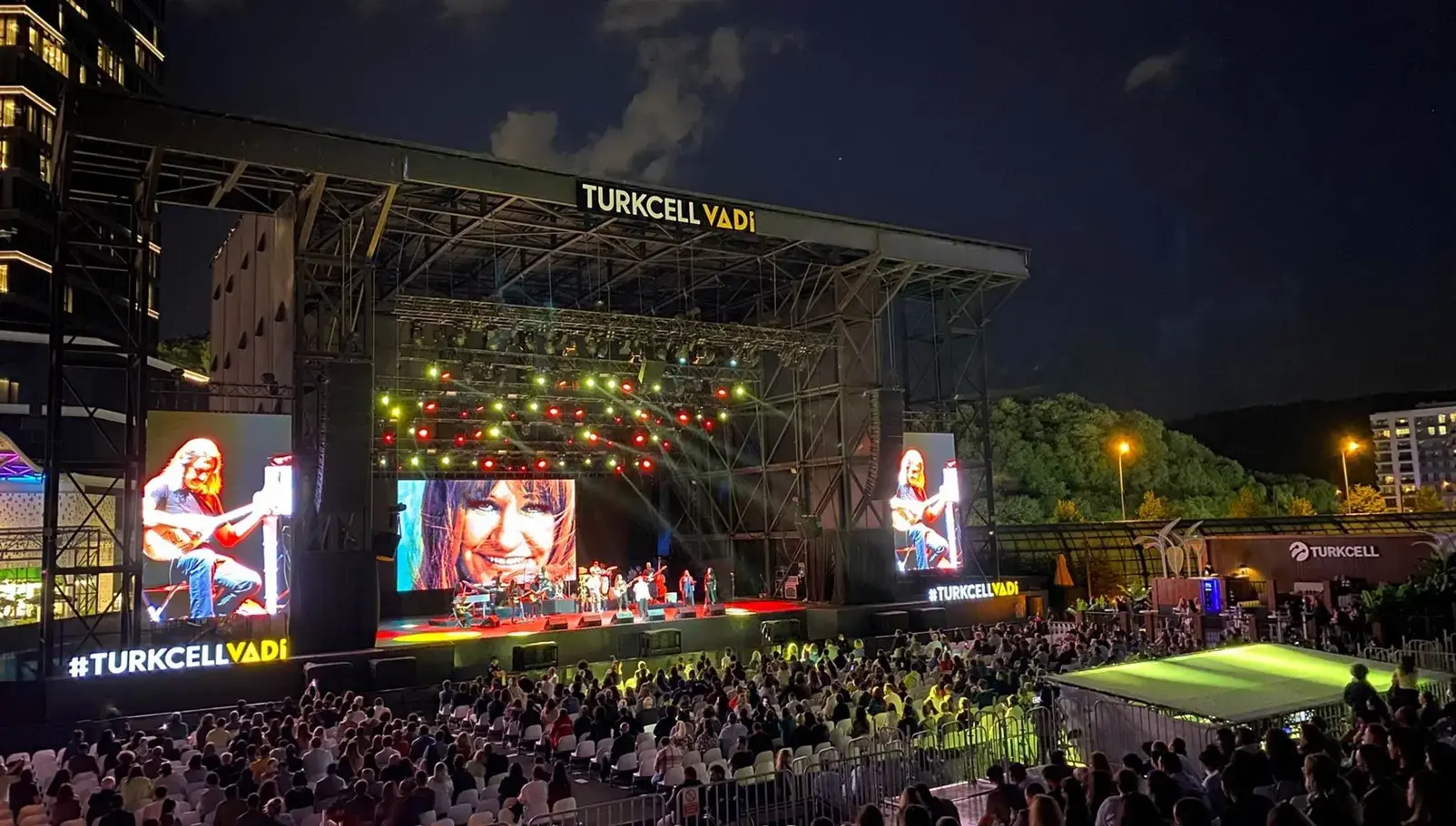 Sahne ışıkları ve yan LED ekranlar — Turkcell Vadi