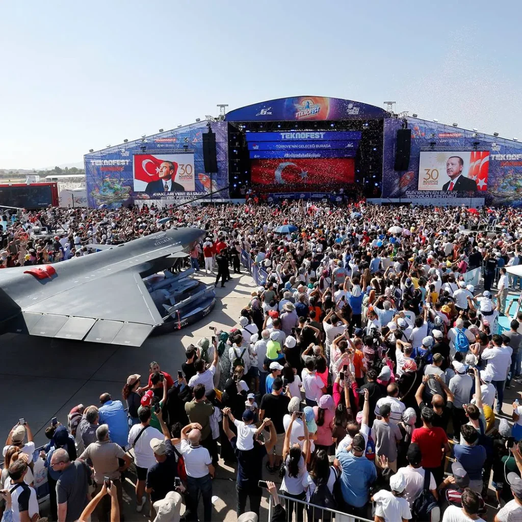 Festival sahnesi, LED ekranlar ve seyirciler — Teknofest