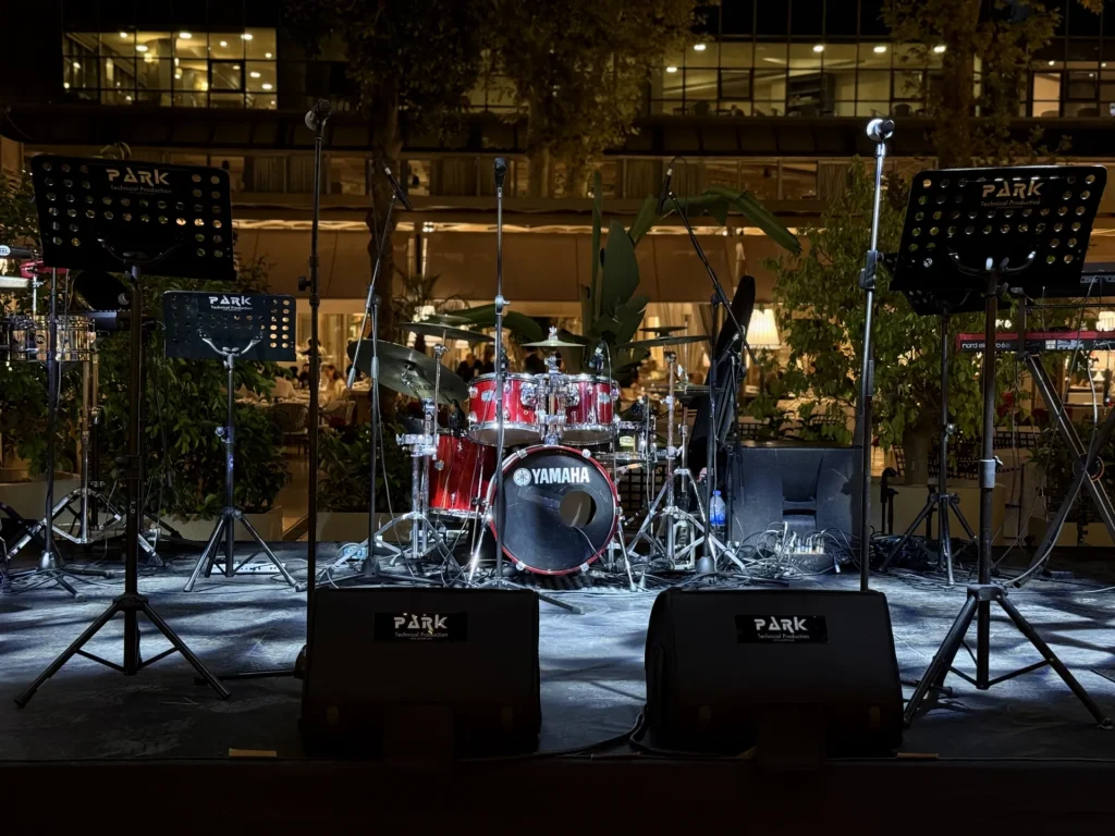 Sahnede bateri ve backline kurulumu — Büyük Kulüp Wedding