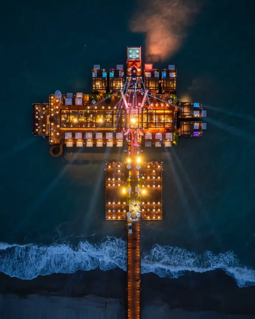Gece etkinliği için aydınlatılmış iskele, havadan — Gloria Resorts Hotel