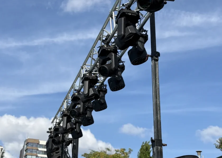 Truss üzerinde kayar başlı armatür dizisi — Büyük Kulüp 30 Ağustos Etkinliği