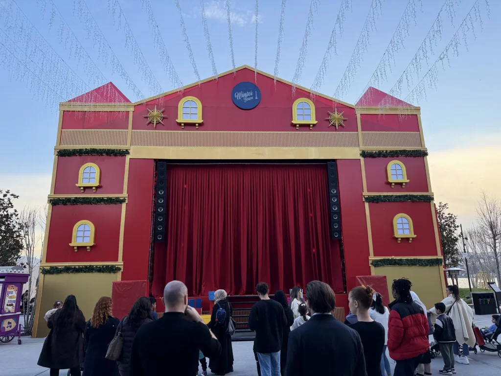 Perdeli sahne yapısı ve seyirciler — Rixos Tersane Winter Town