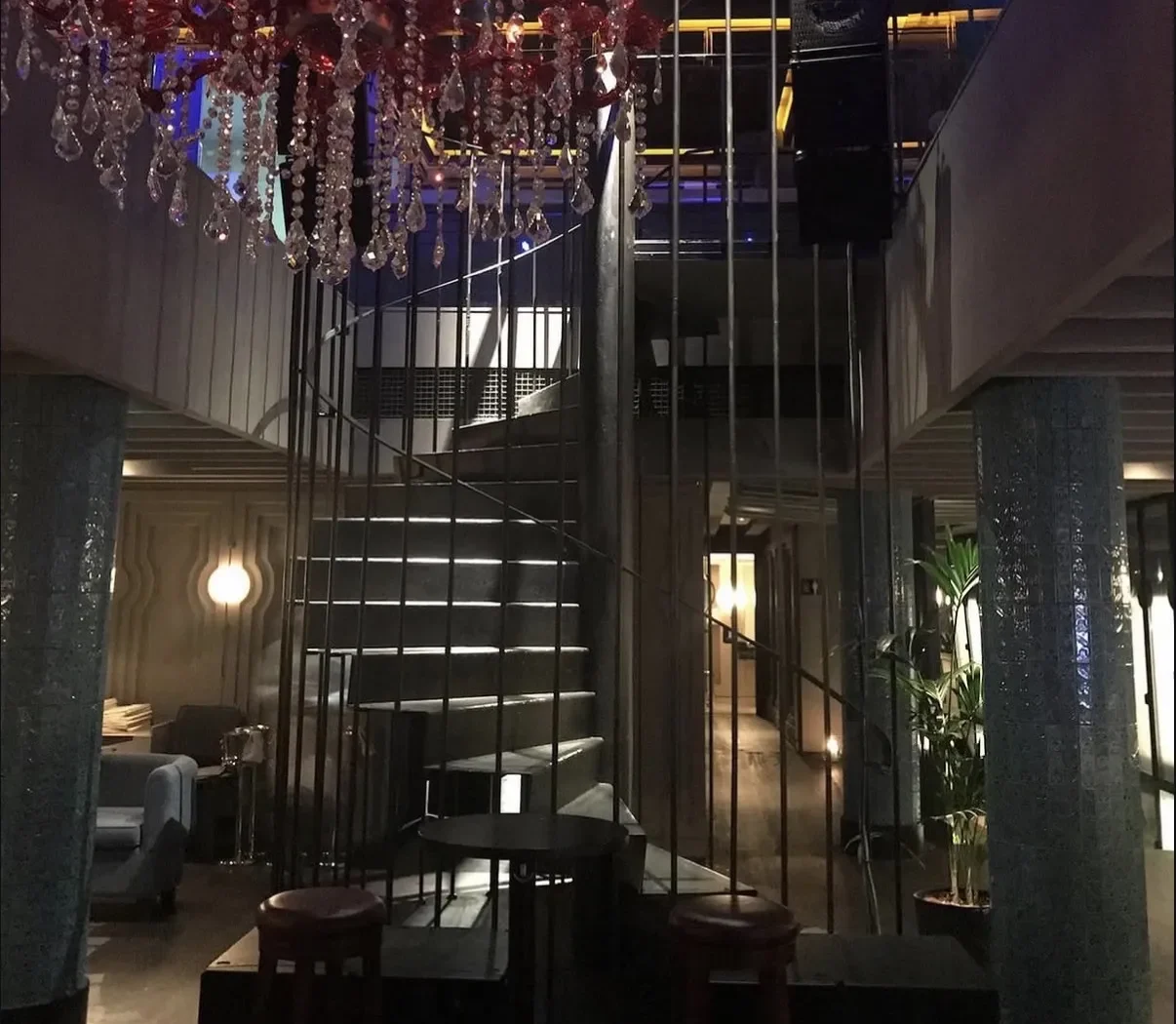 Spiral merdivenli bar iç mekânı — Ruby Bar