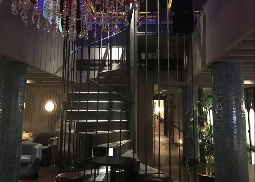 Spiral merdivenli bar iç mekânı — Ruby Bar
