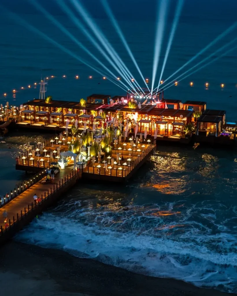Işık efektleriyle aydınlatılmış iskele platformu — Gloria Resorts Hotel