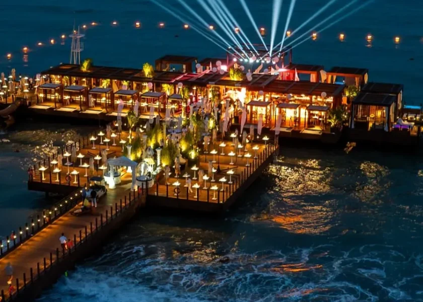 Işık efektleriyle aydınlatılmış iskele platformu — Gloria Resorts Hotel