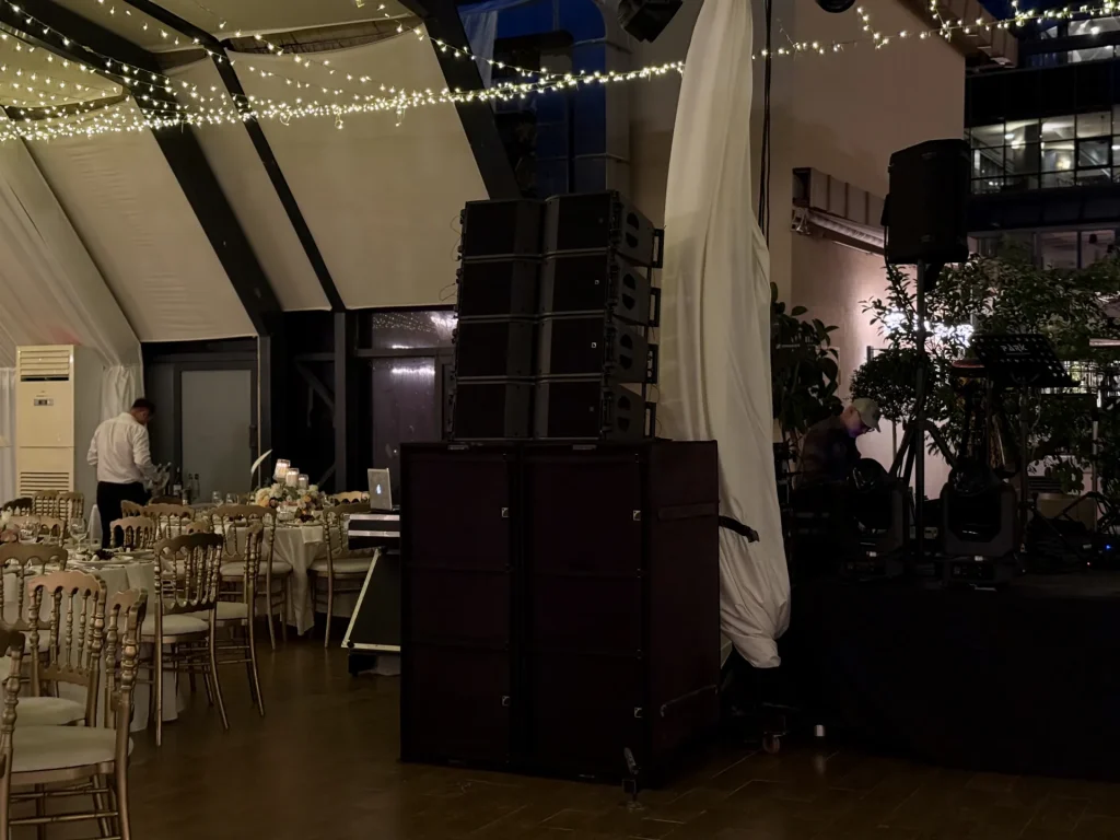 Düğün salonunda sahne yanı hoparlör — Büyük Kulüp Wedding