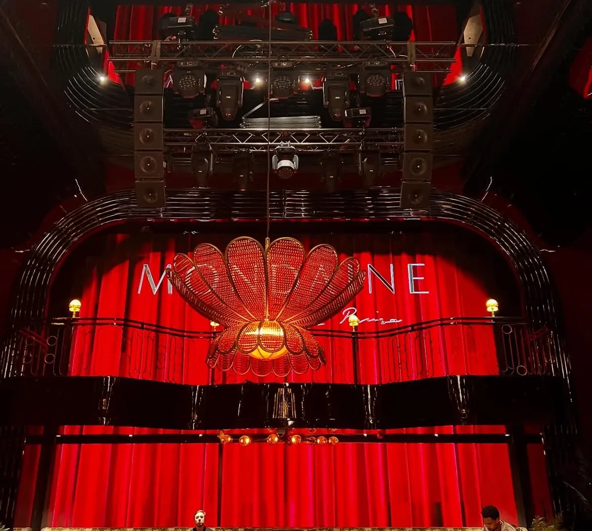 Kırmızı perde önünde sahne ışığı — Mondaine de Pariso Istanbul