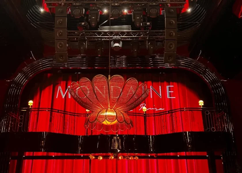 Kırmızı perde önünde sahne ışığı — Mondaine de Pariso Istanbul