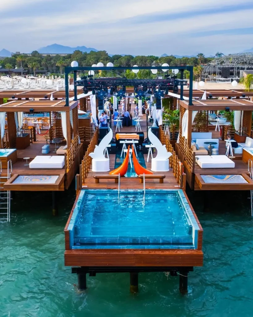 Havuz platformunda masa düzeni ve aydınlatma — Gloria Resorts Hotel